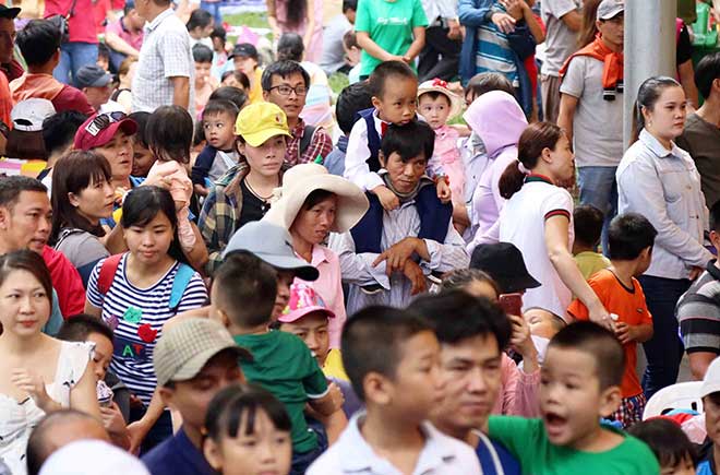 Người lớn, trẻ em bơ phờ trong khu vui chơi ở Sài Gòn ngày đầu năm - 8