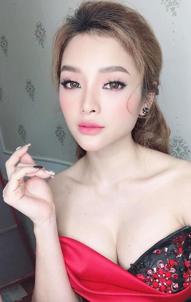 Cô kể rằng người yêu cũ của mình mỗi tháng kiếm 400 – 500 triệu nên việc cô yêu cầu một người đàn ông kiếm 100 triệu mỗi tháng bây giờ là không có gì phi lý.