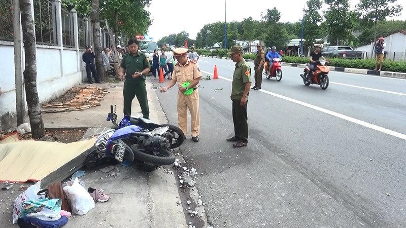 Đau lòng: Đi đón con, người phụ nữ va vào cột bê tông tử vong - 1