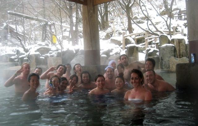 Nơi nam nữ khỏa thân tắm chung, chỉ mang theo một chiếc khăn che chỗ nhạy cảm - 2