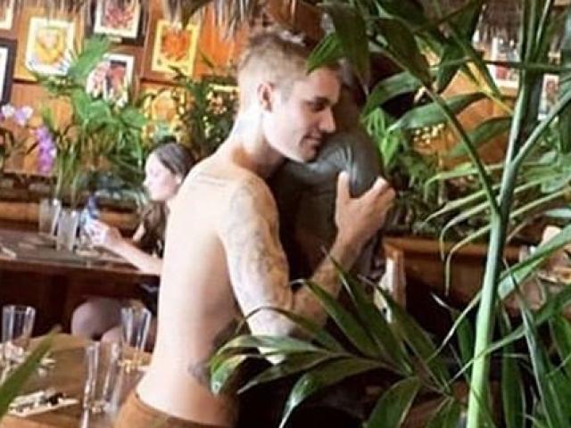 Đi tắm biển với vợ, Justin Bieber lại gây sốc với hình ảnh này