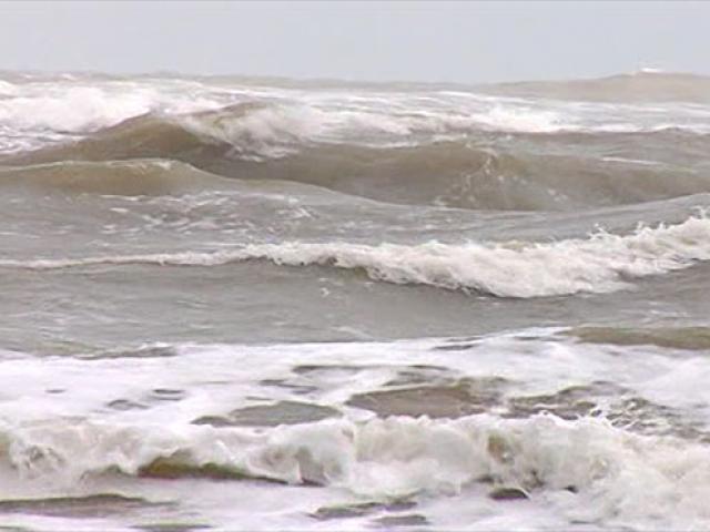 Chạy tránh bão số 1, 2 người bị sóng đánh văng xuống biển