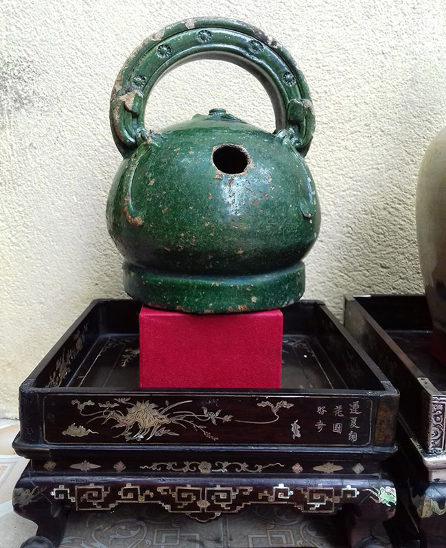 Theo anh Huy, chiếc bình vôi này có niên đại từ thời nhà Trần, đã được mang đi kiểm nghiệm. “Bình vôi nhà Trần ở Nam Định còn nhiều người sưu tầm được, tuy nhiên giá trị của nó thì không thể tính được, có người đã trả 70 triệu nhưng tôi không bán” - anh Huy cho hay.