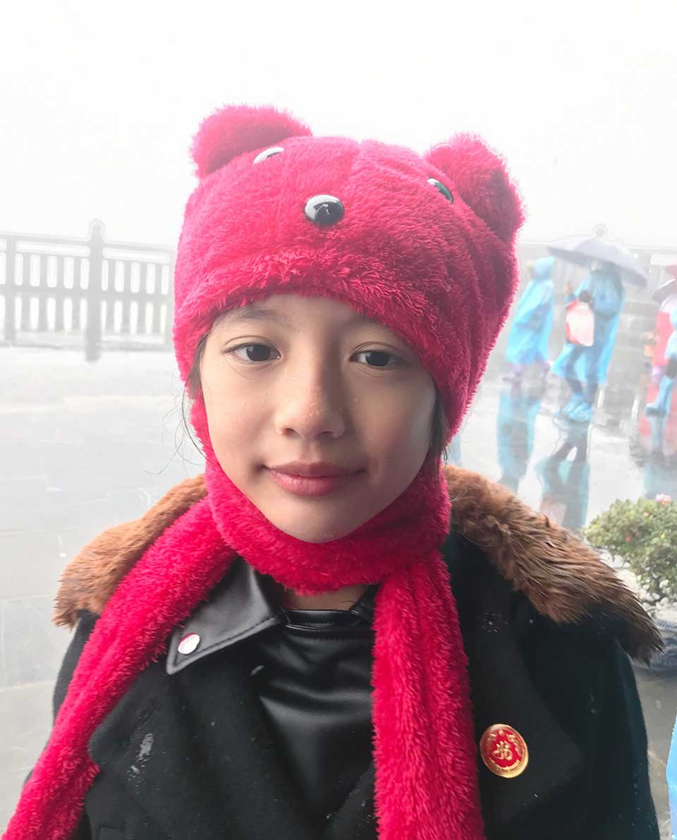 Hoa hậu Ngọc Diễm cùng con gái 8 tuổi lên đỉnh Fansipan khi trời -4 độ C - 1