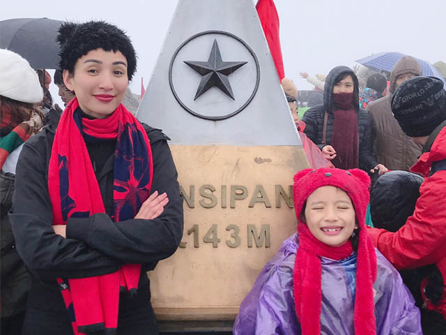 Hoa hậu Ngọc Diễm cùng con gái 8 tuổi lên đỉnh Fansipan khi trời -4 độ C