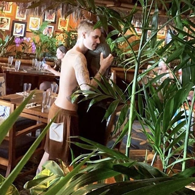 Đi tắm biển với vợ, Justin Bieber lại gây sốc với hình ảnh này - 3