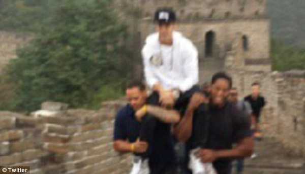 Đi tắm biển với vợ, Justin Bieber lại gây sốc với hình ảnh này - 5