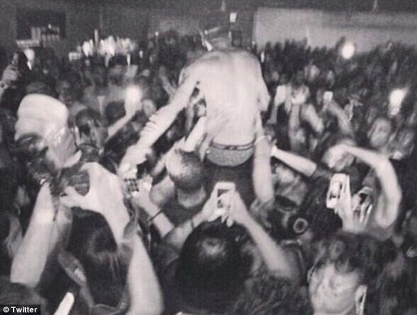 Đi tắm biển với vợ, Justin Bieber lại gây sốc với hình ảnh này - 6