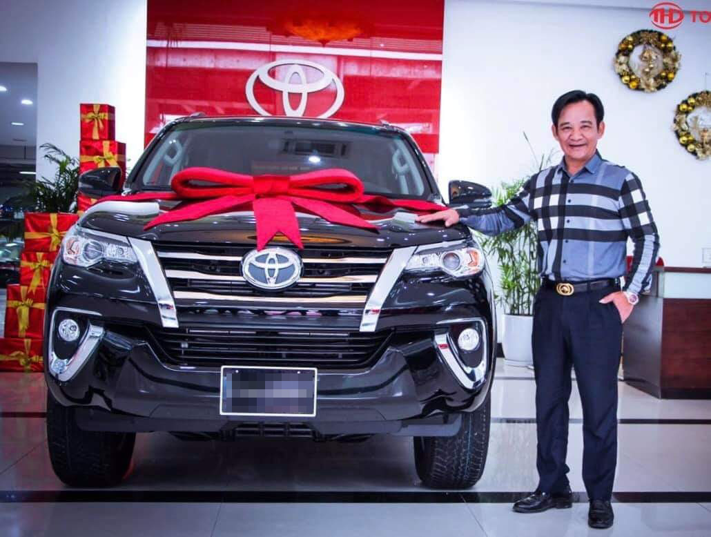 &#34;Đại gia chân đất&#34; Quang Tèo một năm đổi 2 xe ô tô tiền tỷ để chơi Tết - 2