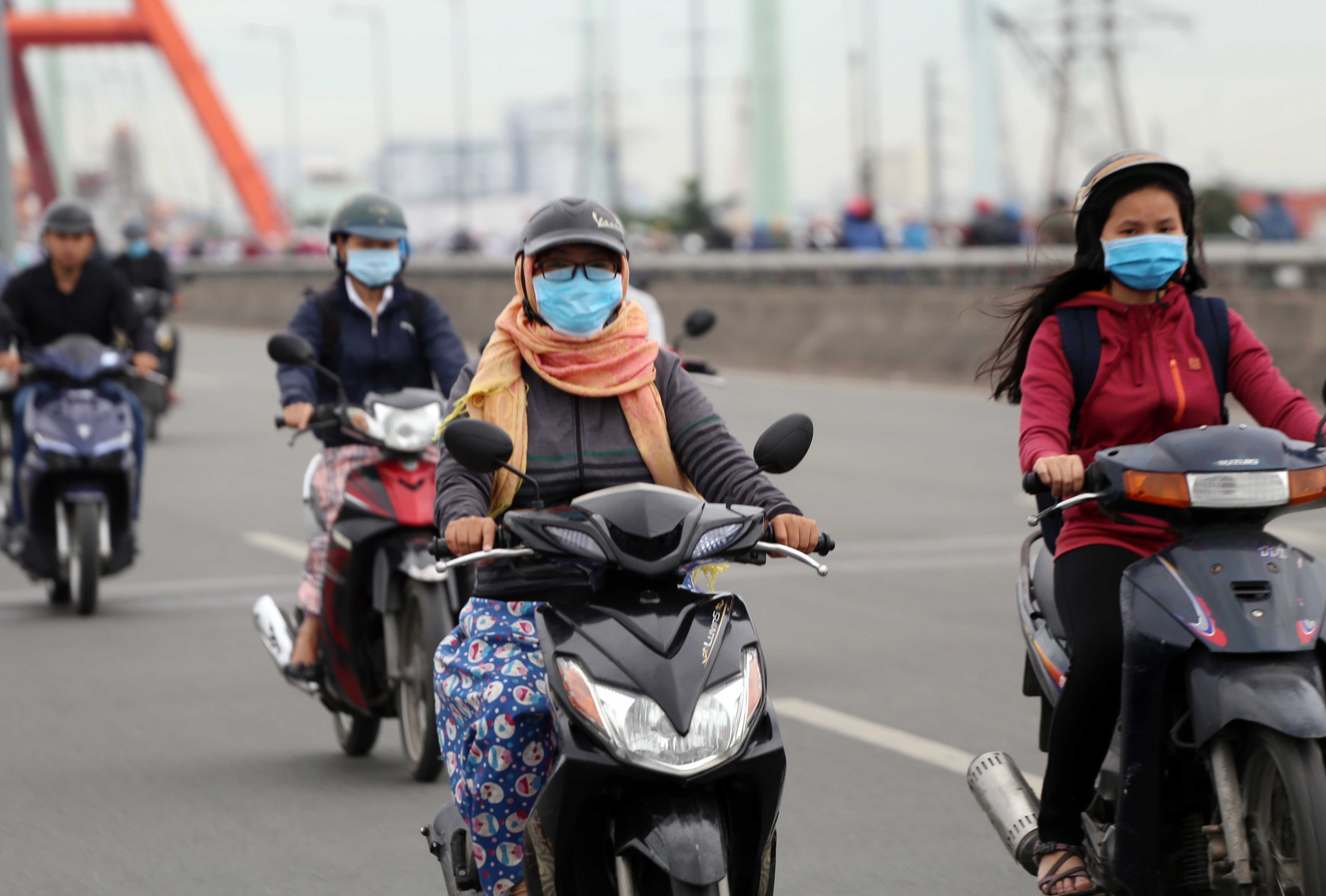 Sài Gòn se lạnh, người dân mặc áo mưa đi làm ngày đầu năm - 1