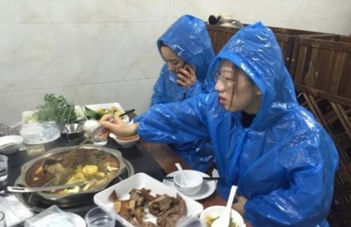 Lý do khiến 4 cô gái trẻ vừa mặc áo mưa vừa xì xụp ăn lẩu - 2