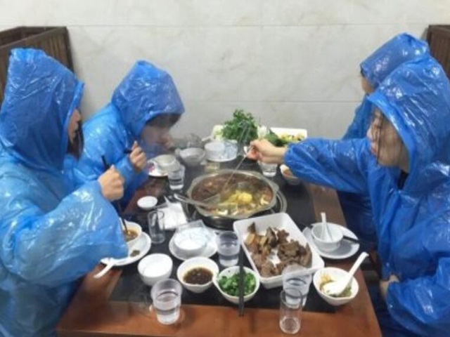 Bạn trẻ - Cuộc sống - Lý do khiến 4 cô gái trẻ vừa mặc áo mưa vừa xì xụp ăn lẩu