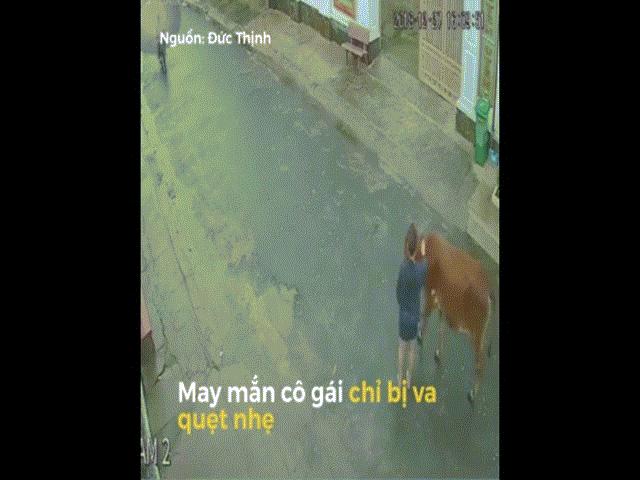 Bạn trẻ - Cuộc sống - Clip: Cô gái bị bò đá trên phố và cái kết khiến ai cũng hết hồn