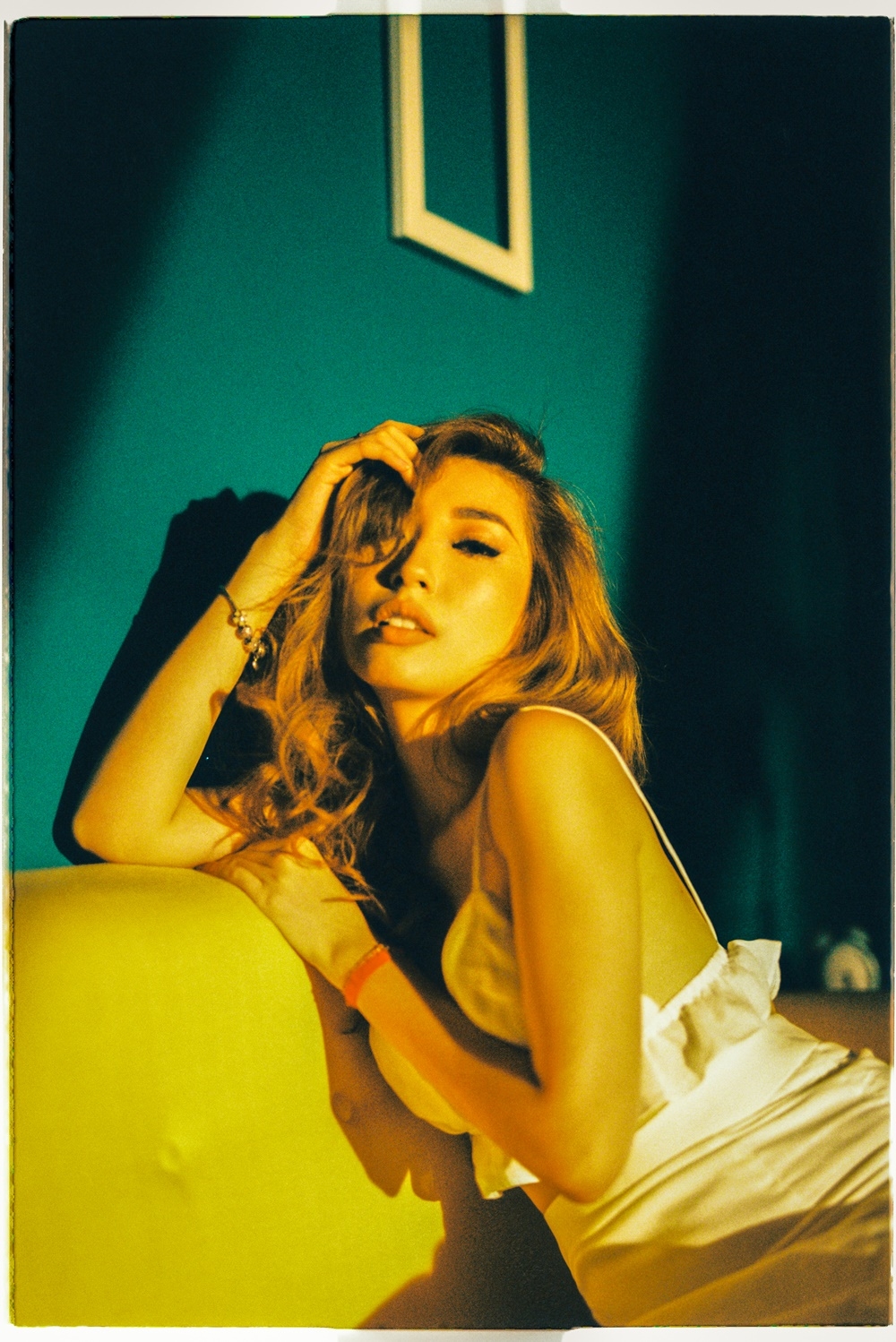 Vừa tậu xe tiền tỷ, Khổng Tú Quỳnh "tân trang nhan sắc" với bộ ảnh gợi cảm - 3