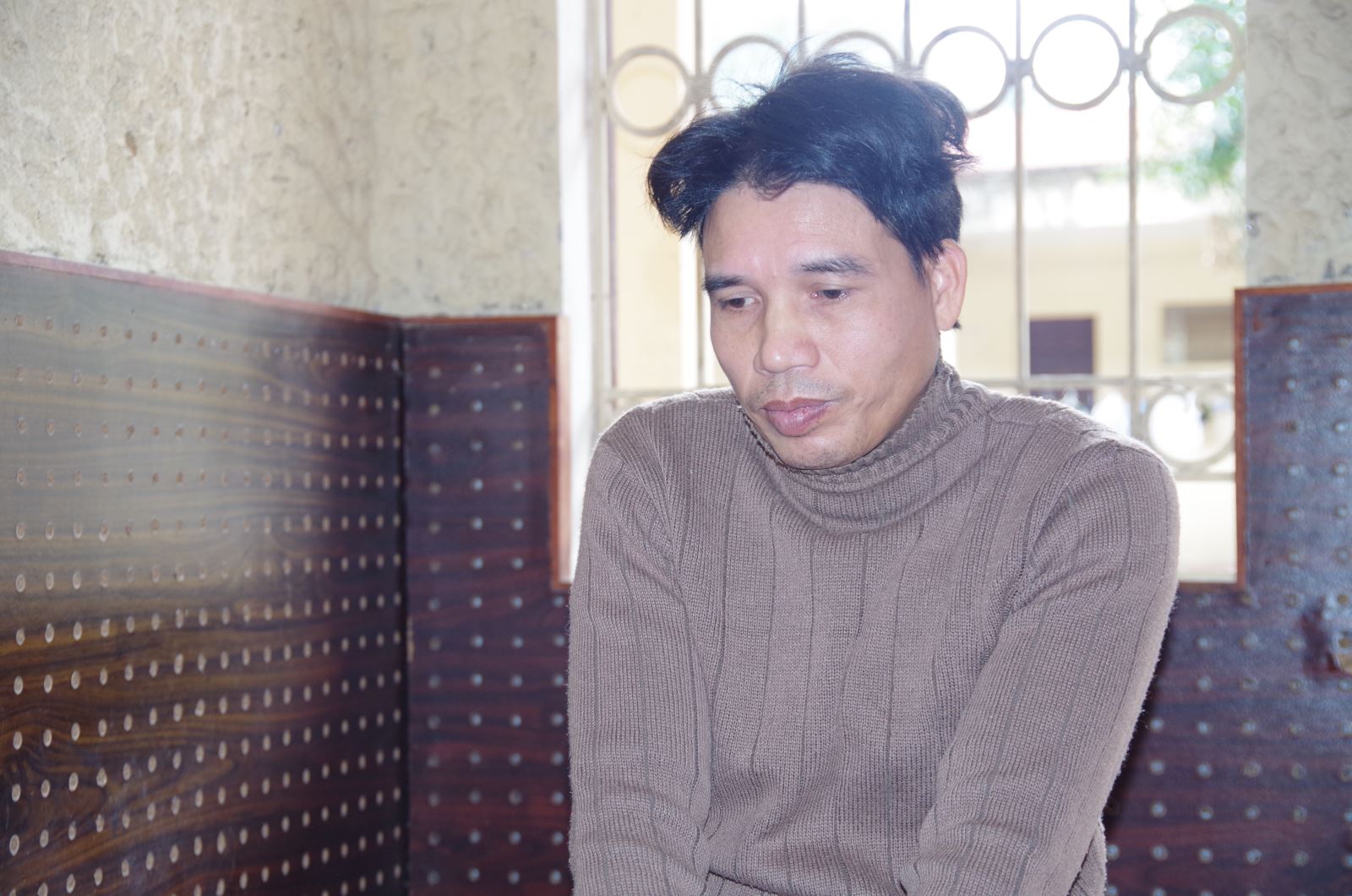 Thấy con gái 3 tuổi vừa chạy vừa khóc về nhà, bố mẹ rụng rời khi biết sự thật - 1