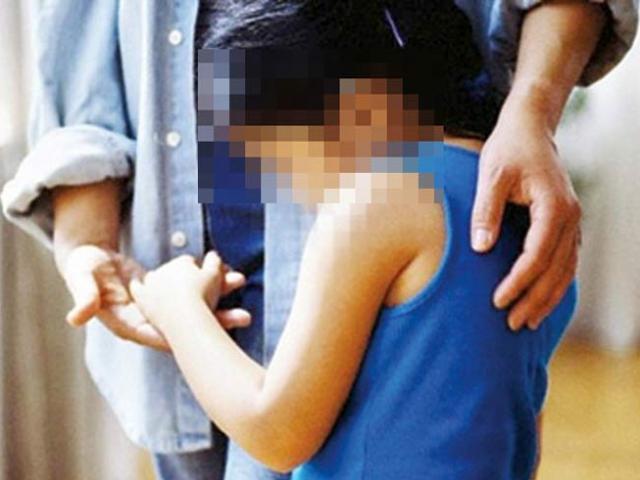 Pháp luật - Thấy con gái 3 tuổi vừa chạy vừa khóc về nhà, bố mẹ rụng rời khi biết sự thật