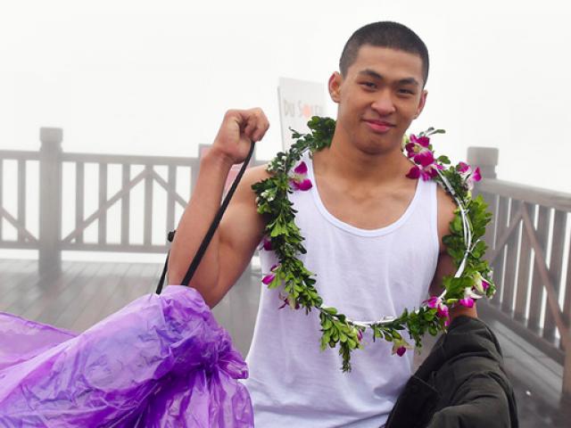 Sức khỏe đời sống - Nam thanh niên phong phanh áo ba lỗ check in Fanxipan trời âm độ có nguy cơ gì?