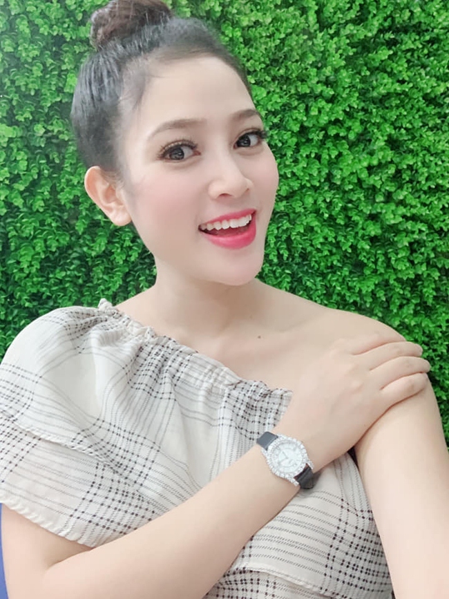 Lương Thanh Hằng từng chia sẻ, cô cảm thấy rất ngại khi đóng phân đoạn này do không được mặc áo ngực và phải dùng băng dán để che điểm nhạy cảm do không chuẩn bị áo ngực silicon.