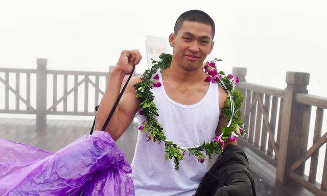 Nam thanh niên phong phanh áo ba lỗ check in Fanxipan trời âm độ có nguy cơ gì? - 1