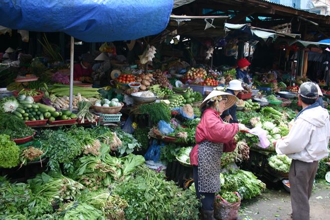 Thịt lợn, rau xanh chợ Hà Nội tăng giá chóng mặt vì mưa rét - 1