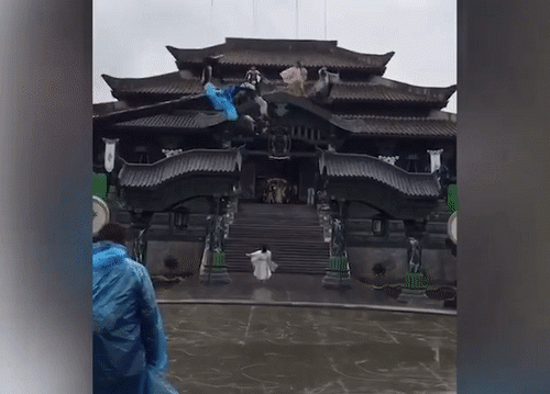 Bay lượn, tung cước đủ kiểu, phim chưởng đã "lừa" khán giả ra sao? - 1