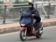 Tin tức trong ngày - Sài Gòn se lạnh, người dân mặc áo mưa đi làm ngày đầu năm