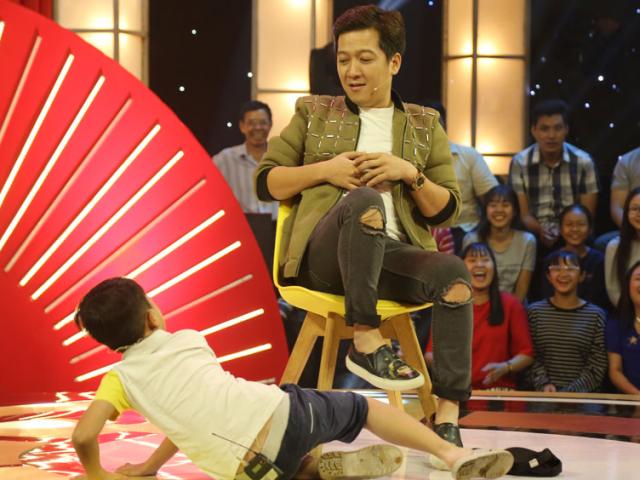 Giải trí - Cậu bé hai lần đưa Trường Giang vào thế "hành hạ trẻ em" trên sân khấu