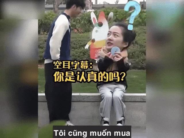 Video Clip Cười - Cô gái ngã ngửa sau khi cho trai đẹp mượn đồ ngoài đường