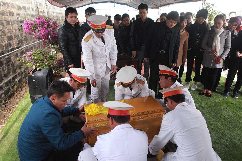 Đông đảo nghệ sĩ khóc nghẹn đưa tro cốt NSND Anh Tú về quê ở Hòa Bình - 5