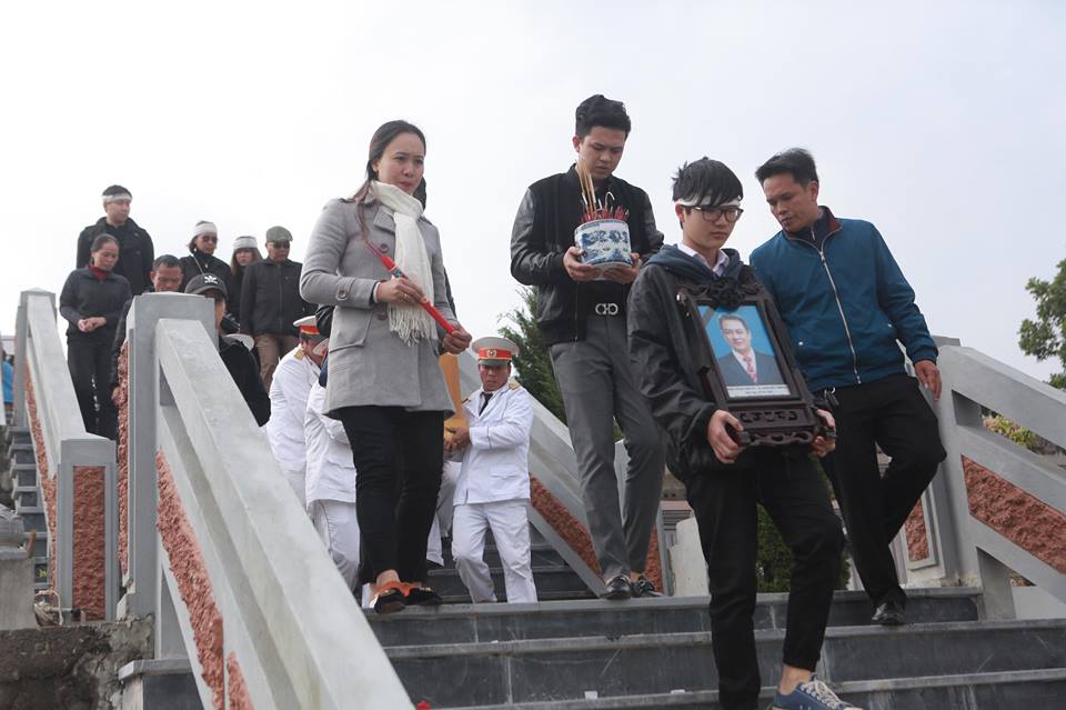 Đông đảo nghệ sĩ khóc nghẹn đưa tro cốt NSND Anh Tú về quê ở Hòa Bình - 2