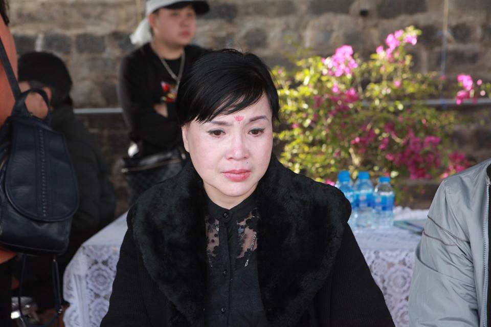 Đông đảo nghệ sĩ khóc nghẹn đưa tro cốt NSND Anh Tú về quê ở Hòa Bình - 8