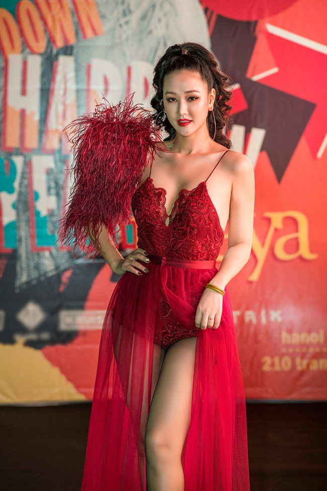 Mặc dù ngày 31.12, thời tiết ở Hà Nội đang trong đợt không khí lạnh tăng cường nhưng Maya vẫn cho thấy &#34;thời trang hơn thời tiết&#34;.
