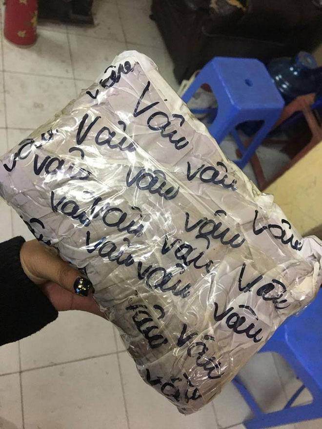Cô gái "đứng hình" khi nhìn dòng chữ trên gói đồ chủ shop gửi - 2