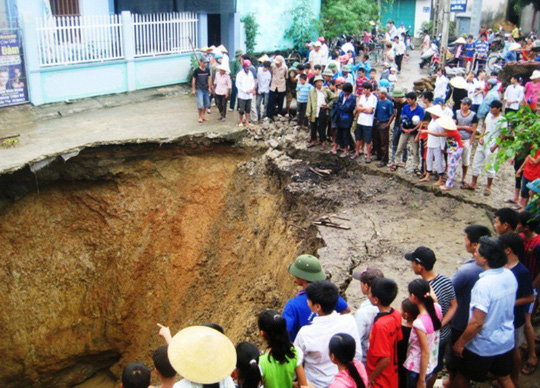 Hoảng hồn thấy “hố tử thần” sâu 5 m xuất hiện giữa bếp - 2