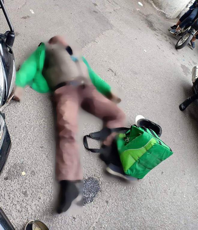 Người đàn ông mặc áo Grab đang đi xe máy bất ngờ ngã gục, tử vong giữa phố - 1