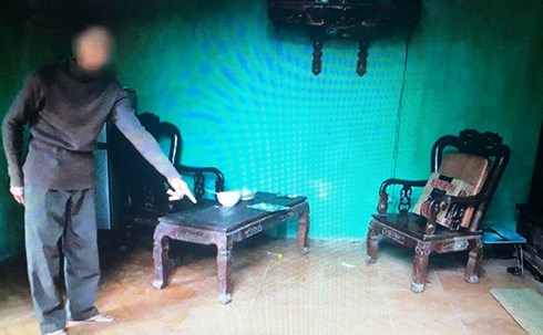 Phát thiệp cưới về, con trai bị bố chém gục tại chỗ - 1