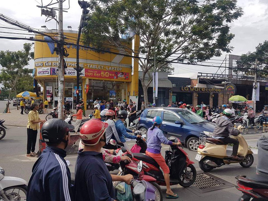 TP HCM: Cụ ông 66 tuổi lái thử ôtô, tông hàng loạt xe máy - 2