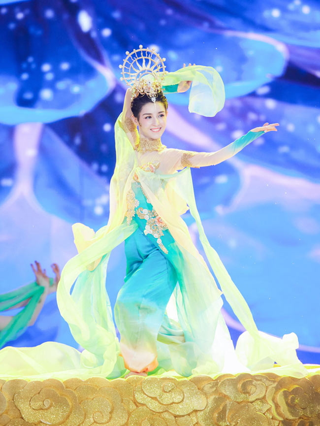 Cáp Ni Khắc Tư là một trong số nghệ sĩ trình diễn trong chương trình Đêm hội năm mới của đài Trung ương (Trung Quốc).