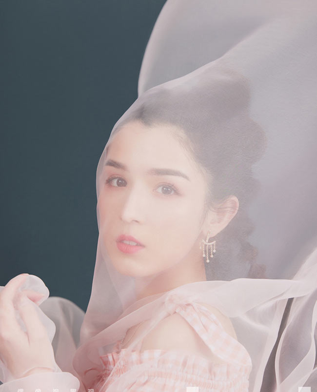 Nhờ ngoại hình như hoa như ngọc mà cô rất đắt show sự kiện, chụp ảnh thời trang.