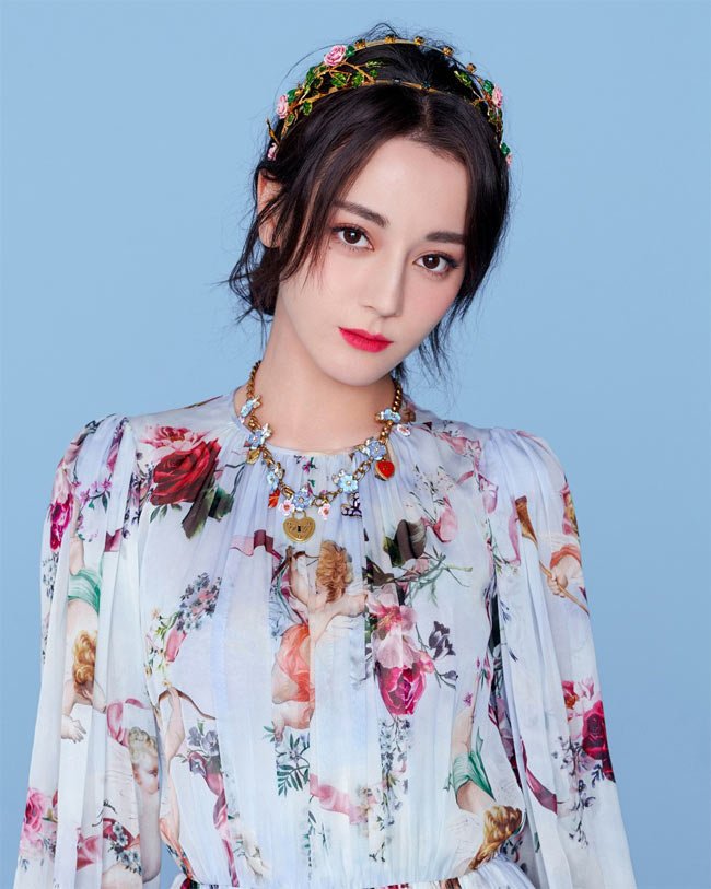 Cô là một nữ diễn viên người Trung Quốc, dân tộc Uyghur.