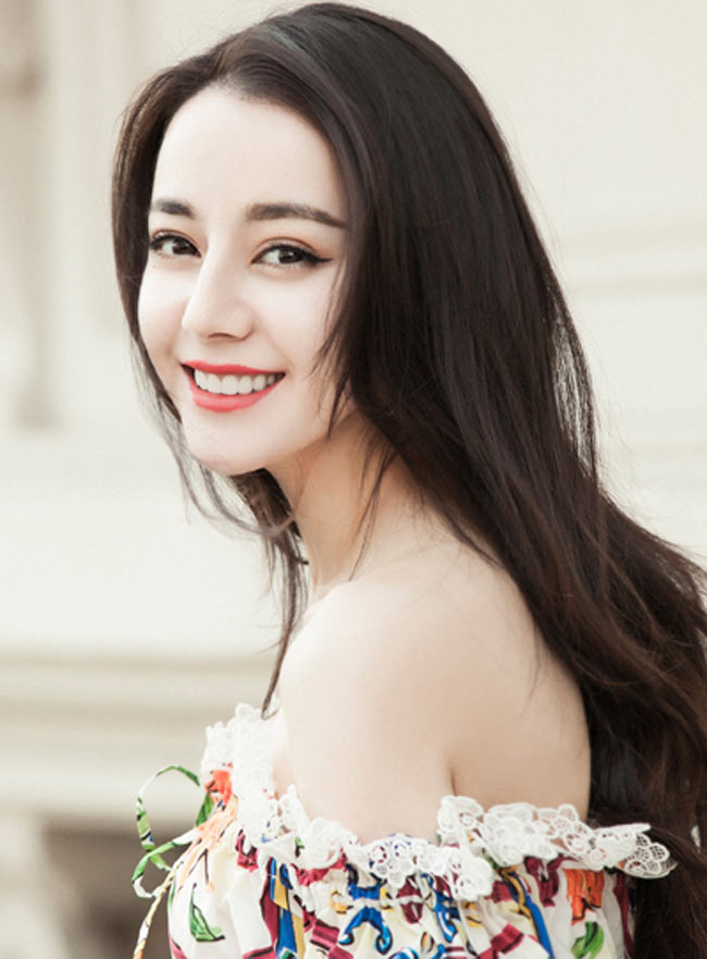 Địch Lệ Nhiệt Ba Địch Lực Mộc Lạp Đề sinh năm 1992 tại Urumchi, Tân Cương,