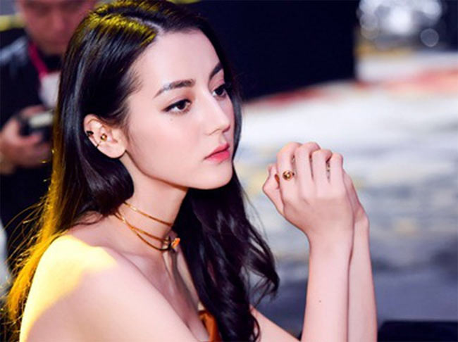 Nhiệt Ba có thói quen uống một ly sữa mỗi sáng và rửa mặt bằng sữa tươi mỗi tối để da thêm trắng sáng. Cô chống nắng bằng cách bổ sung nhiều rau củ quả giàu vitamin, nhất là vitamin C trong thực đơn: dâu tây, cà chua, cam, quýt, bưởi…Trước khi đi ngủ, cô sẽ massage&nbsp;mặt cho da thư giãn, tăng độ đàn hồi và giúp cơ mặt được săn chắc, gương mặt thon gọn, tươi trẻ.