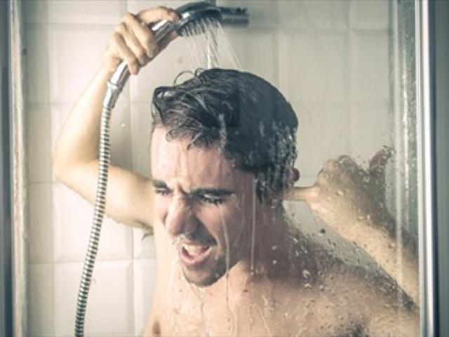 Sức khỏe đời sống - Có nên tắm nước nóng khi trời lạnh?