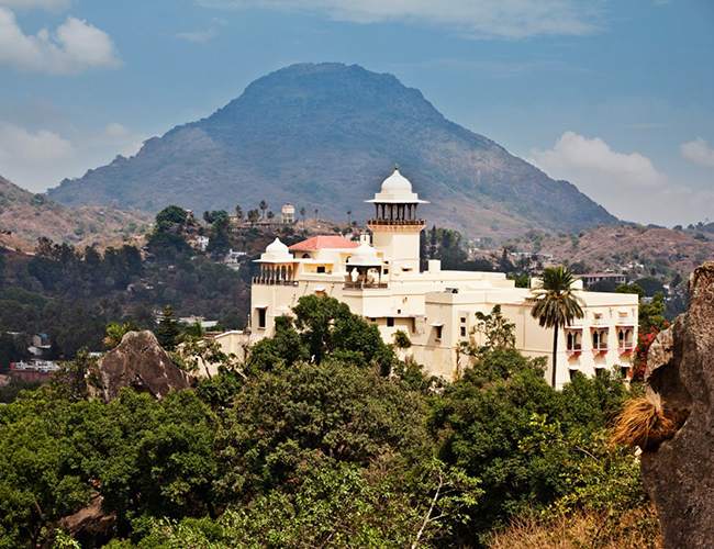 Và Jaipur House, một nhà tu ở Mount Abu nhưng giờ hoạt động như một khách sạn sang trọng