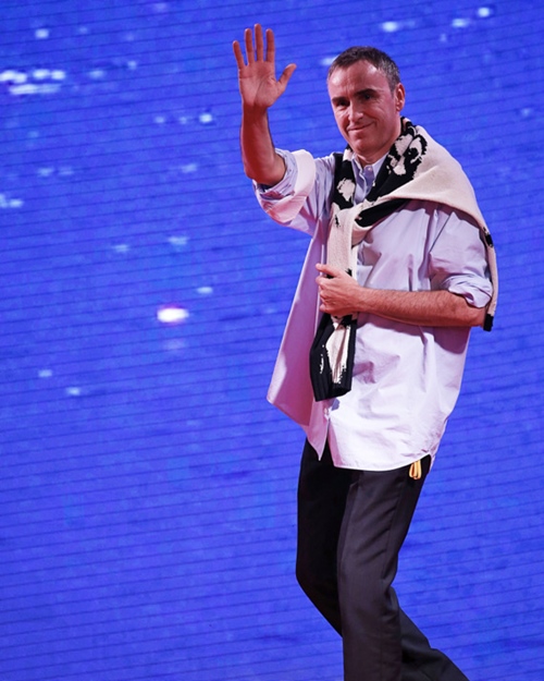 Điểm lại 12 câu chuyện thời trang ấn tượng nhất năm cũ - 11