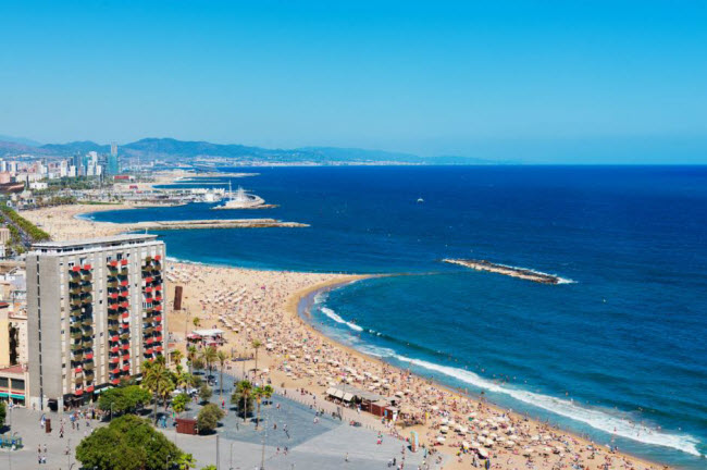 Mặc bikini ở Tây Ban Nha: Tại thành phố Barcelona, người dân địa phương và du khách bị cấm đi dạo trên đường phố trong trang phục bơi. Người vi phạm có thể phải nộp phạt tới 300 euro.