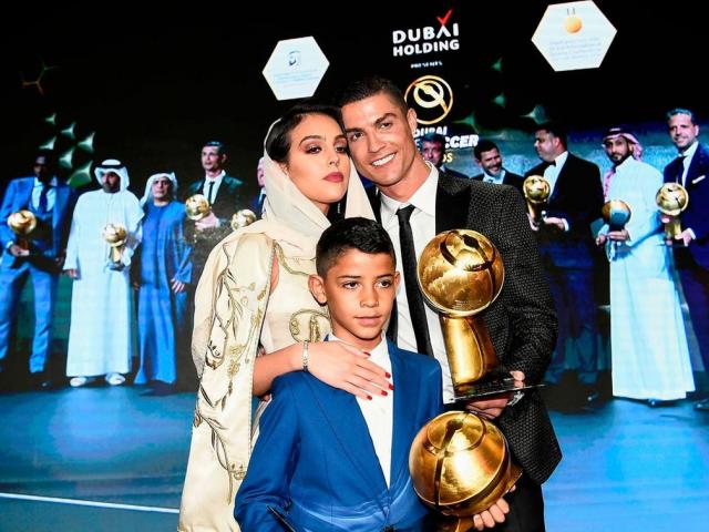 Bóng đá - Bất ngờ: Bạn gái Ronaldo hóa mỹ nhân châu Á, tượng CR7 bị fan nữ sàm sỡ