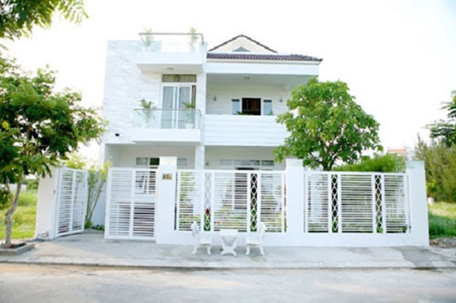 Ngoài xế sang, Quyền Linh còn sở hữu một biệt thự nhà vườn trị giá 21 tỷ đồng tọa lạc tại quận 7, TP HCM với vẻ đẹp sang trọng, hiện đại.