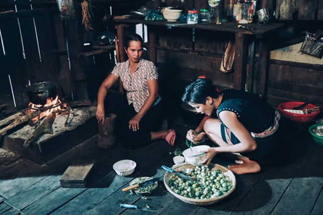 Ngoài ớt, cá khô và cà đắng, H’Hen Niê còn thích ăn bún bò, bún mắm trong suốt quãng 8 năm sinh sống ở Tp. HCM.