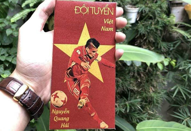 Chạy theo xu hướng, những người bán cũng nhập các mẫu lì xì in hình các cầu thủ Đội tuyển Việt Nam về bán trong dịp này.